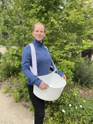Saltspand med bæresele / Spand med bæresele til spredning af salt, kalk, gødning, græsfrø mm.